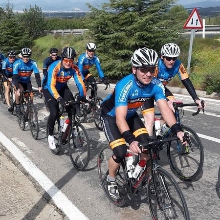 Gruppe von Radfahrern an einer Steigung in Malle